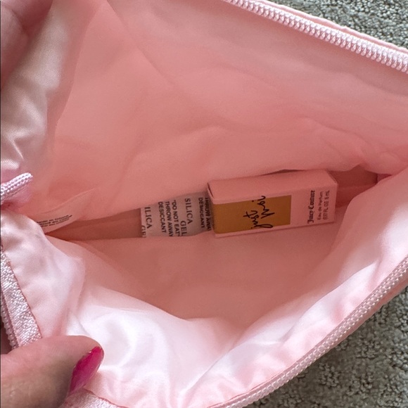 Juicy Couture Just Moi travel Perfume Light Pink Quilted Pouch - Picture 3 of 6